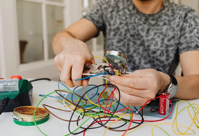 Elektriker som kapper og kobler ledninger under installasjon
